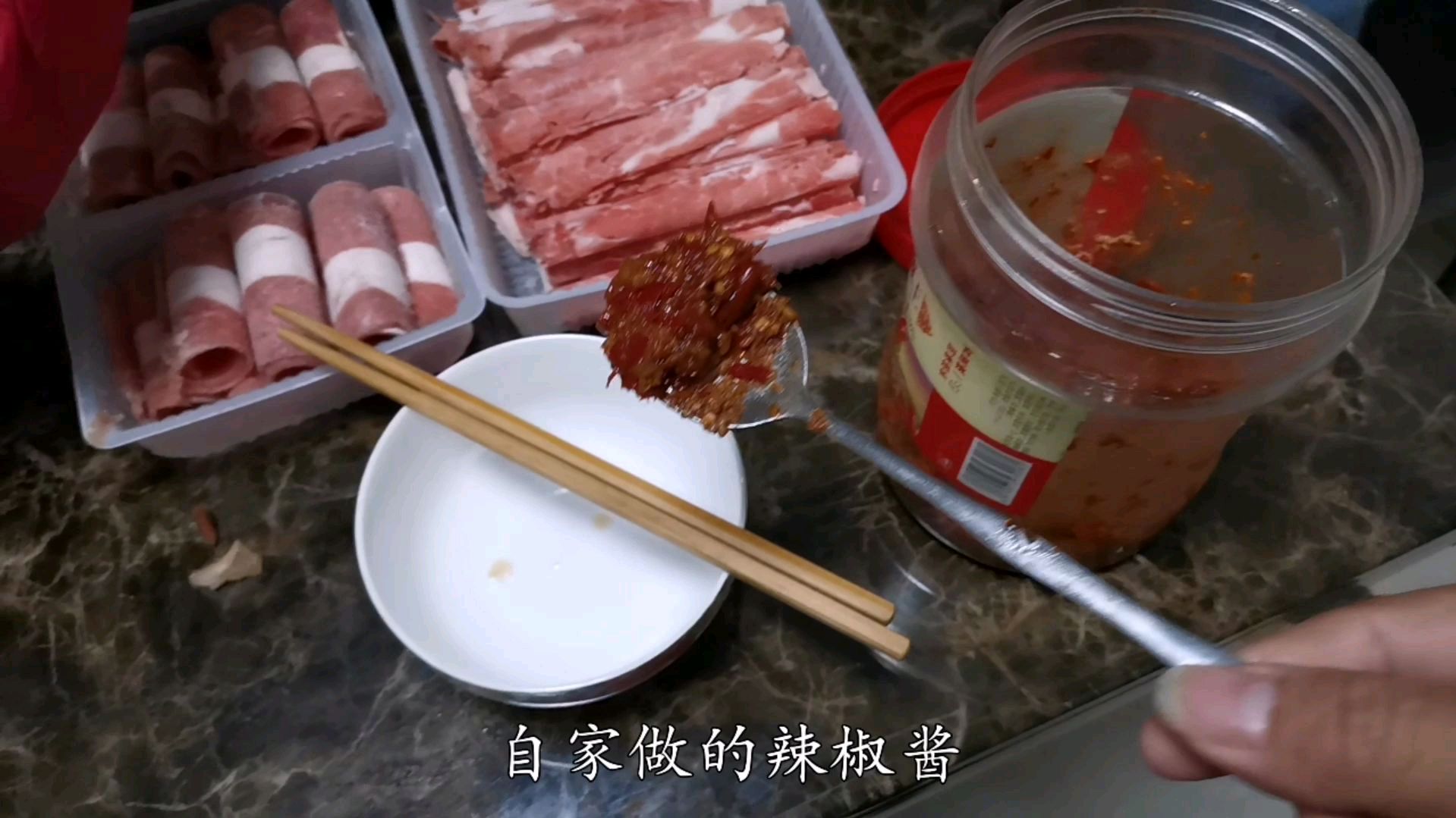 农村小伙吃火锅,排骨打底牛肉羊肉配上自制辣椒酱,太爽了