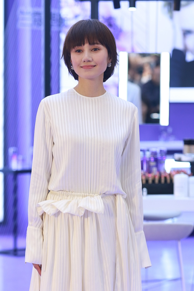 41岁袁泉白裙气质温婉瞪大眼招手 现场示范"脸部瑜伽"美如画报