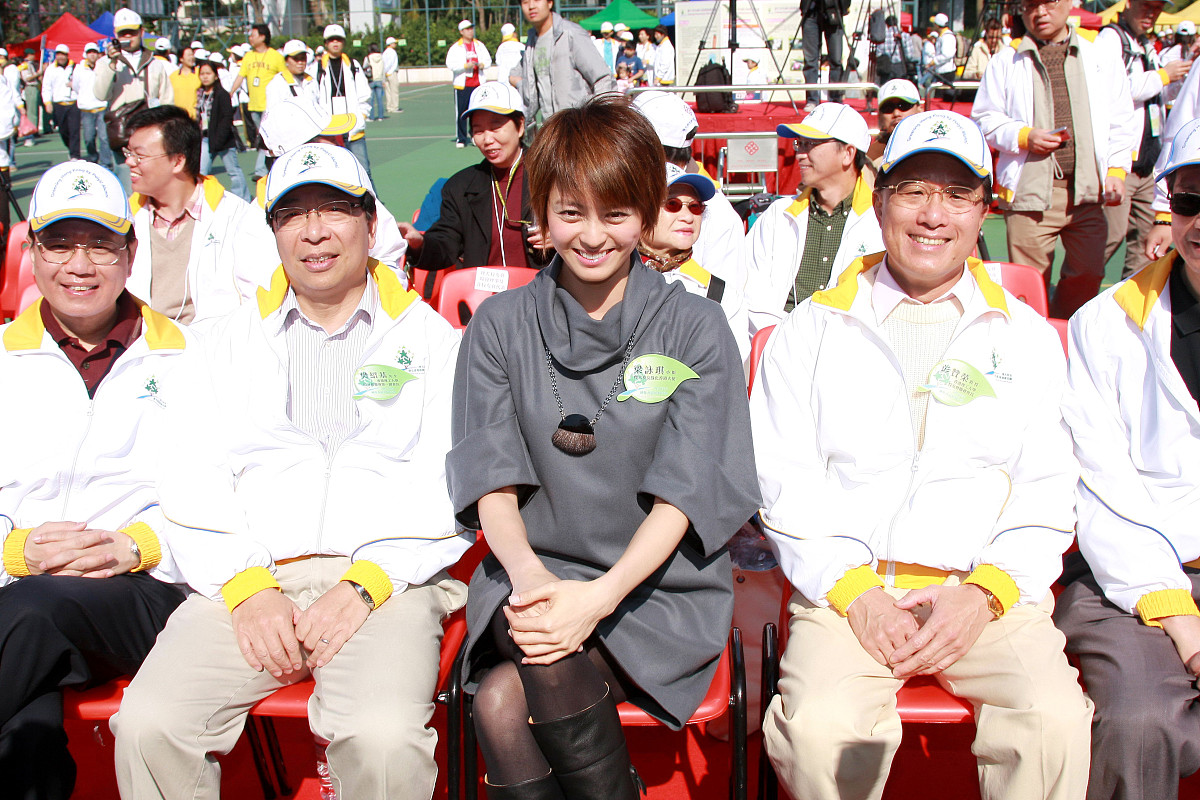 2008年11月30日讯,香港,超过一千名香港大学的校友合力栽种五千?t花苗