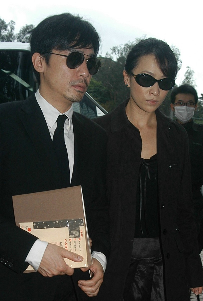 2003年4月10日,张国荣的遗体告别仪式举行.梁朝伟,刘嘉玲+++_+++