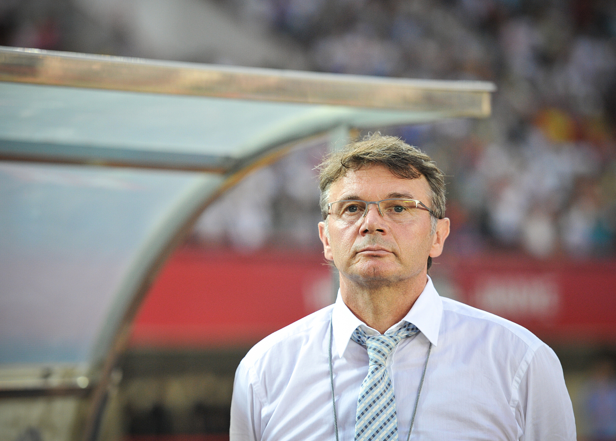 请扮演世界健美冠军的教练指导我并回答我以下问题