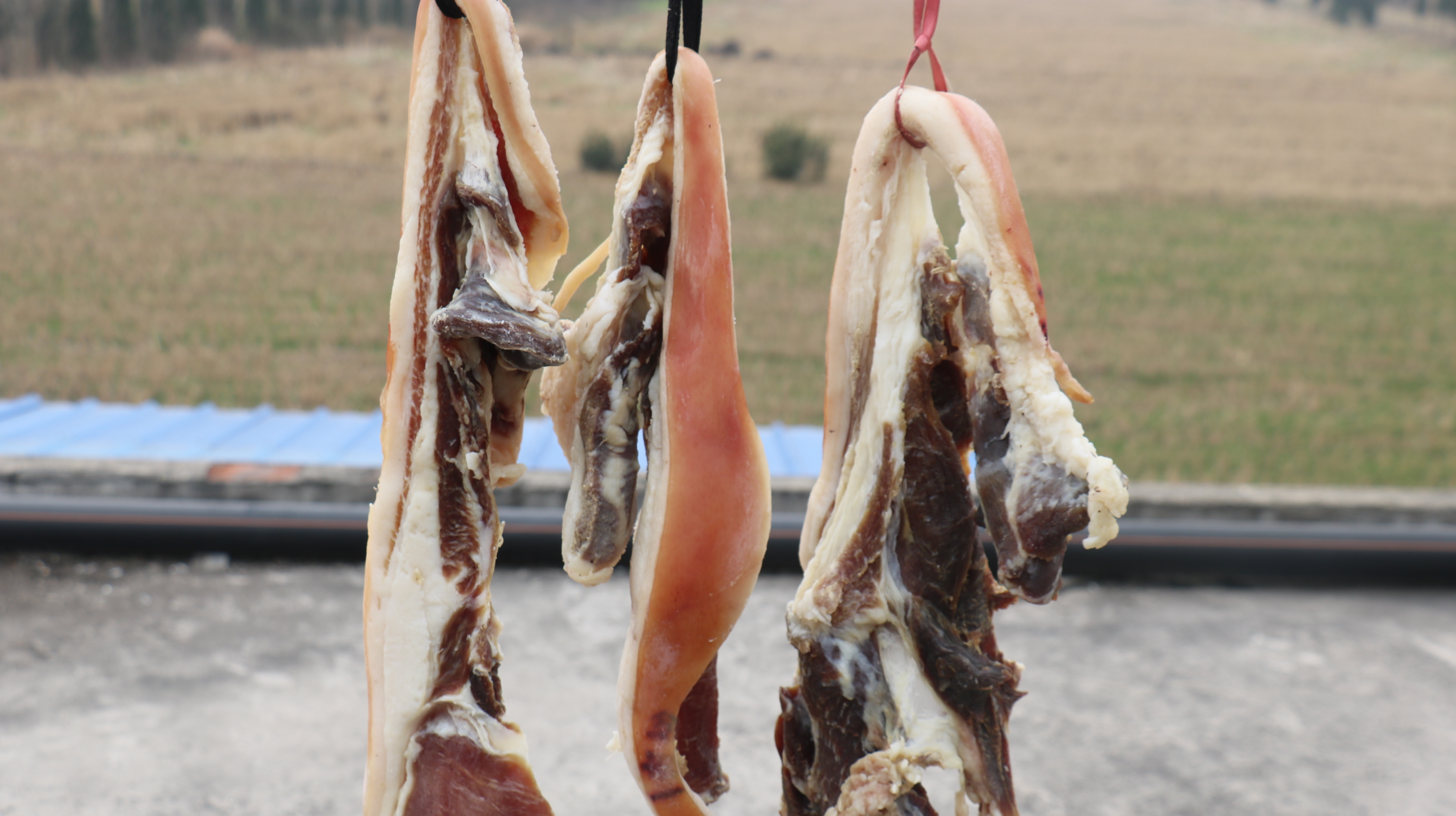 年前最后一次腌腊肉,农村姑娘用土方法腌制腊肉,又香又好吃