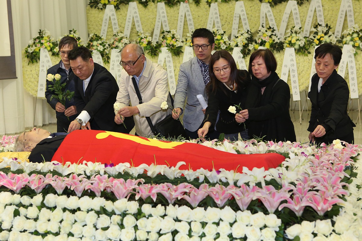 2015年11月2日,上海,著名翻译家草婴同志追悼会举行,各界人士前来送别