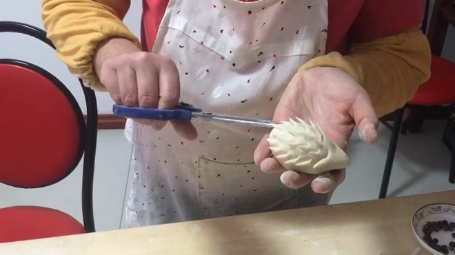 农村过年蒸馒头,这个大妈手艺赛过面点师,漂亮的不是一点点