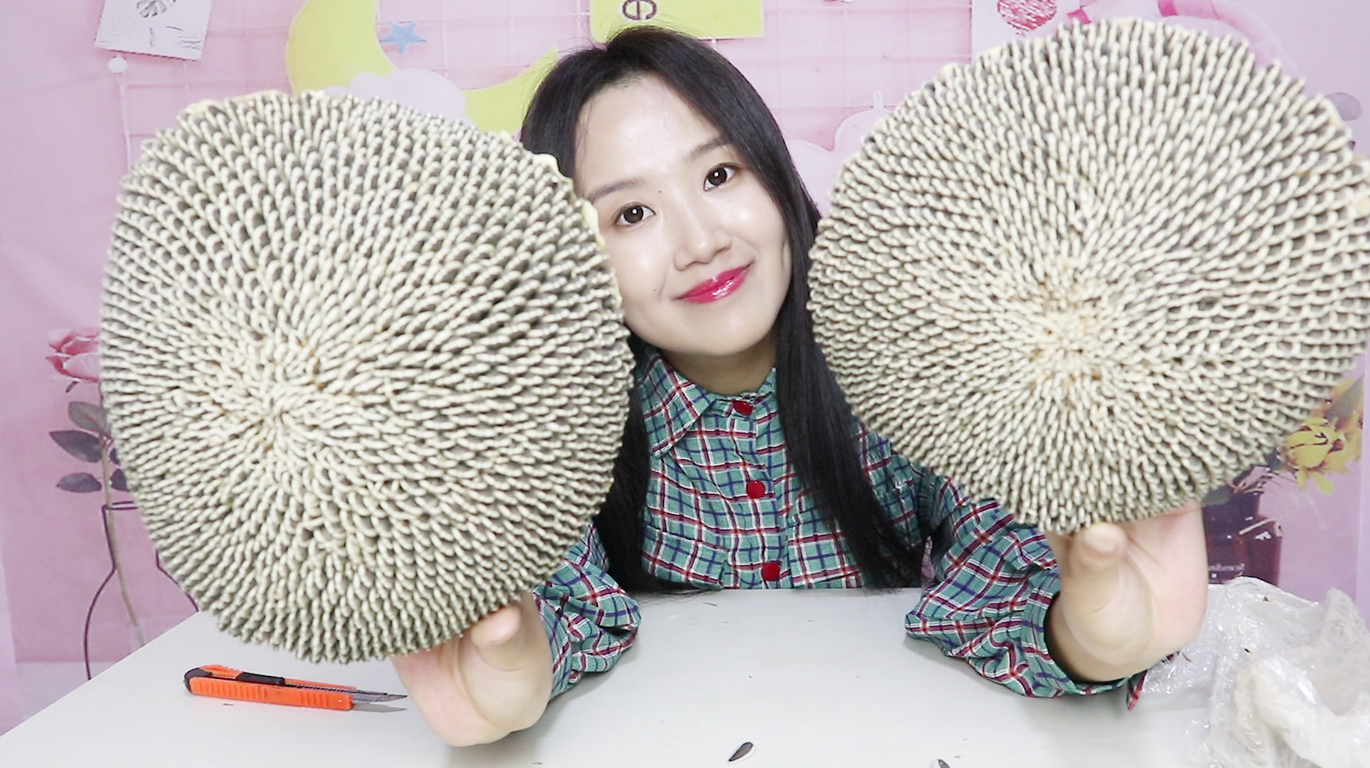 小影买了两个干向日葵,自己学习炒瓜子,以后想吃瓜子自己炒