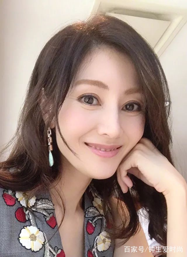 袁咏仪双眼皮宽的过分,像刚割完还没消肿,可是