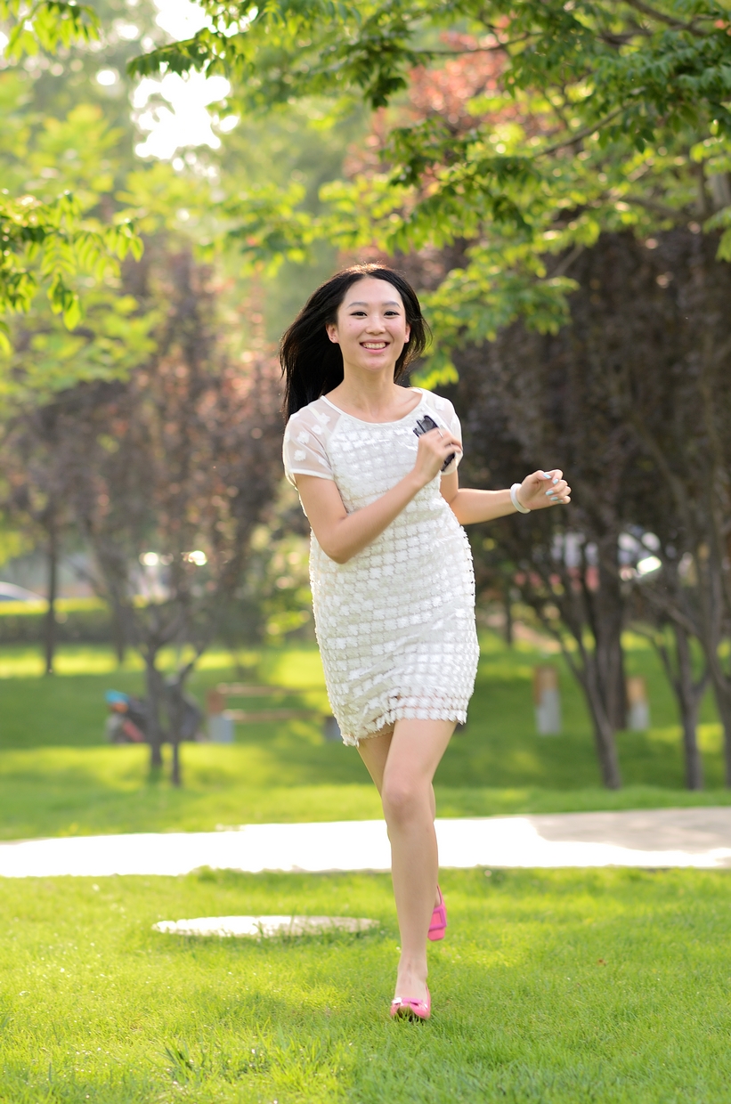 白色美女的裙子,笑得好灿烂百度美女图片裸体图片