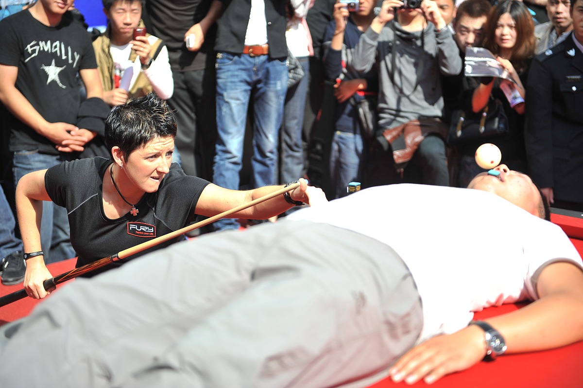 2011年<strong>9</strong>月27日,长春,众9球美女出席活动为球迷签名.