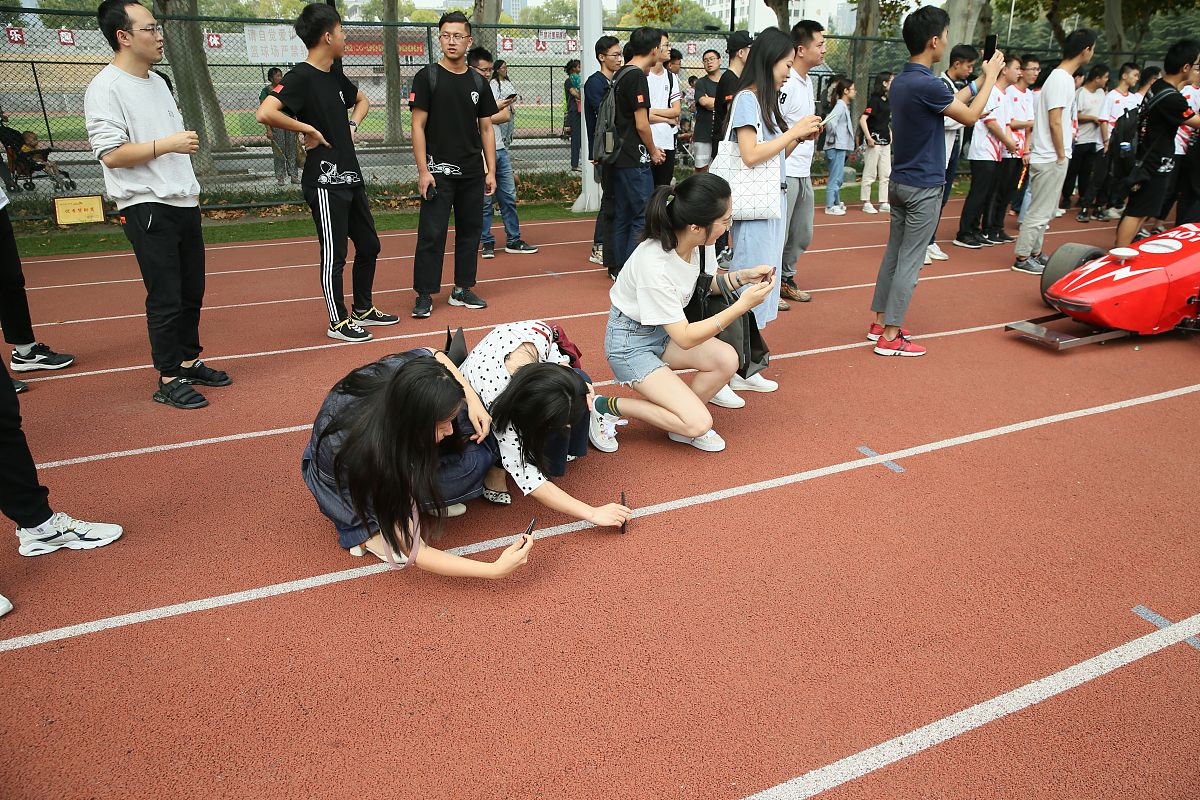 4x100米接力赛通讯稿：团结协作，接力飞驰！