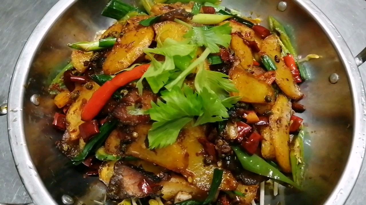饭店十分畅销的干锅土豆片,用的都是简单食材,在家就能做!