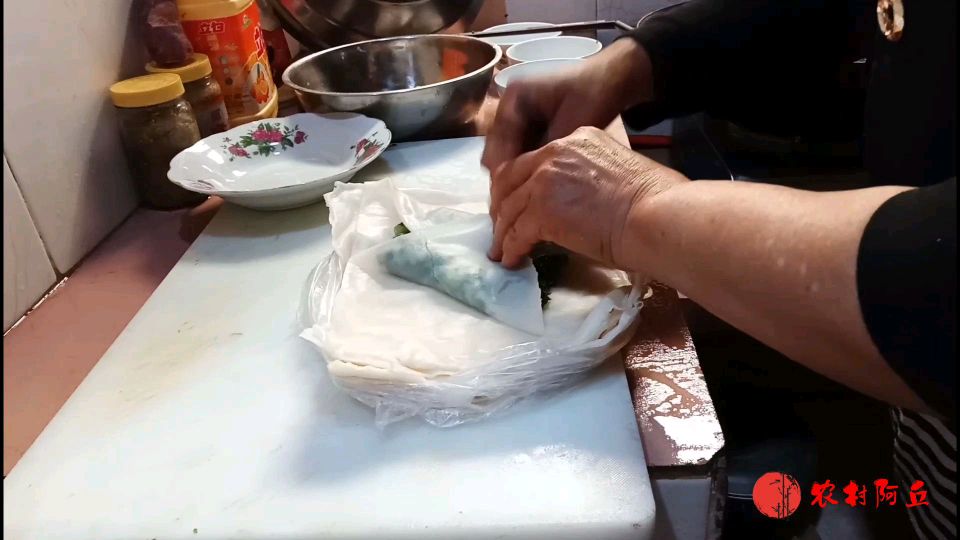 广东揭阳农村,这位阿姨这样包的粄,你觉着好吃不好吃?