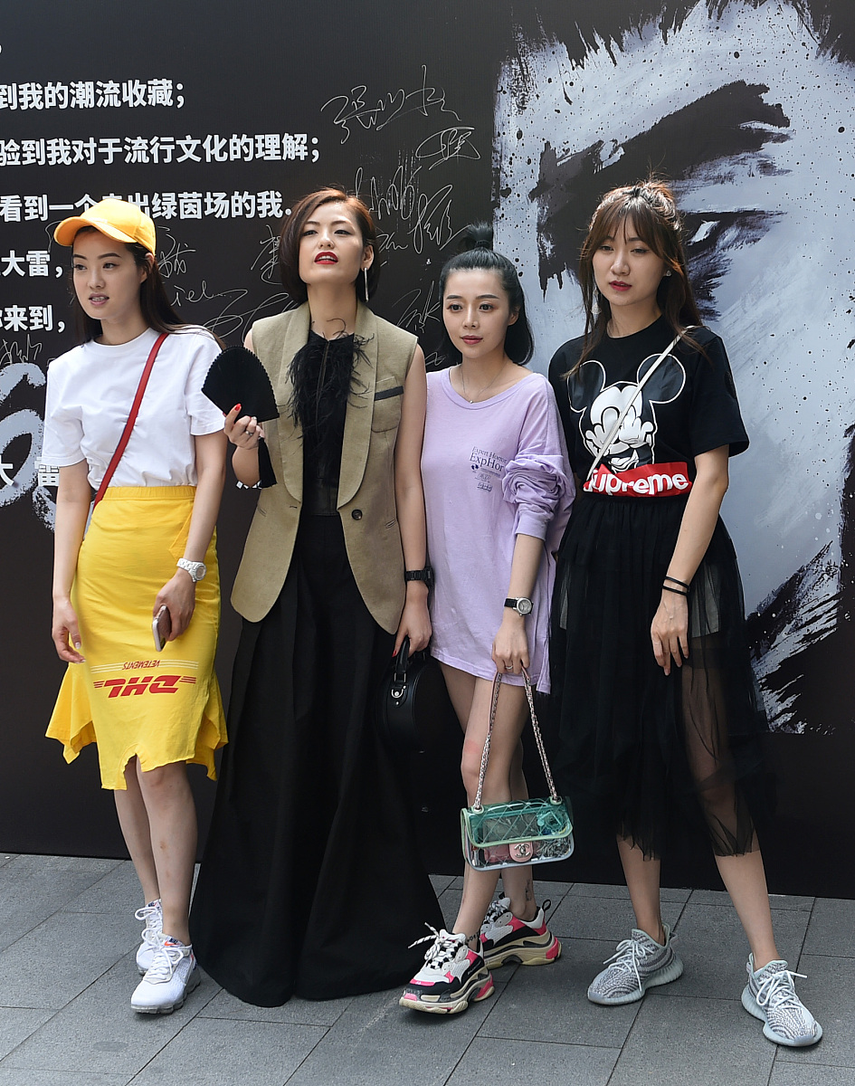 夏天率性童装穿搭指南：森系、趣味印花、潮流黑，还有哪吒点缀！