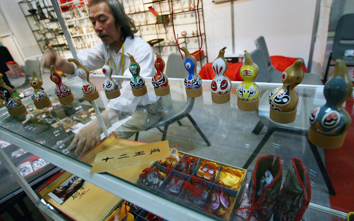 给我一篇关于学影视化妆师好找工作吗的500字文章