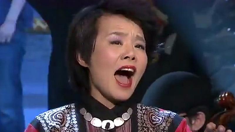 [图]龚琳娜演唱神曲《忐忑》,魔性的歌声和表情,网友:欣赏不了!