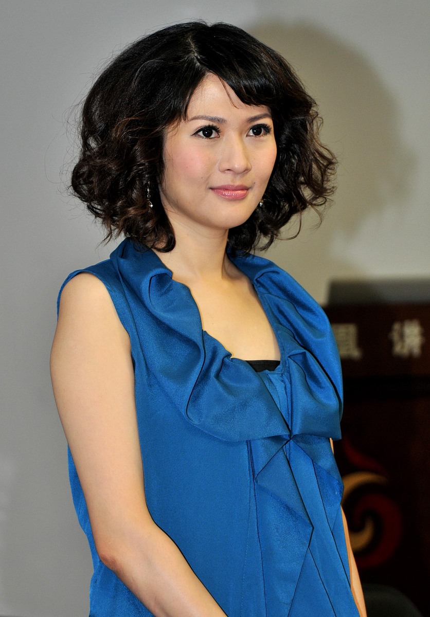 2009年4月19日,南京,凤凰卫视美女主持人沈星携自传《两生花》与读者