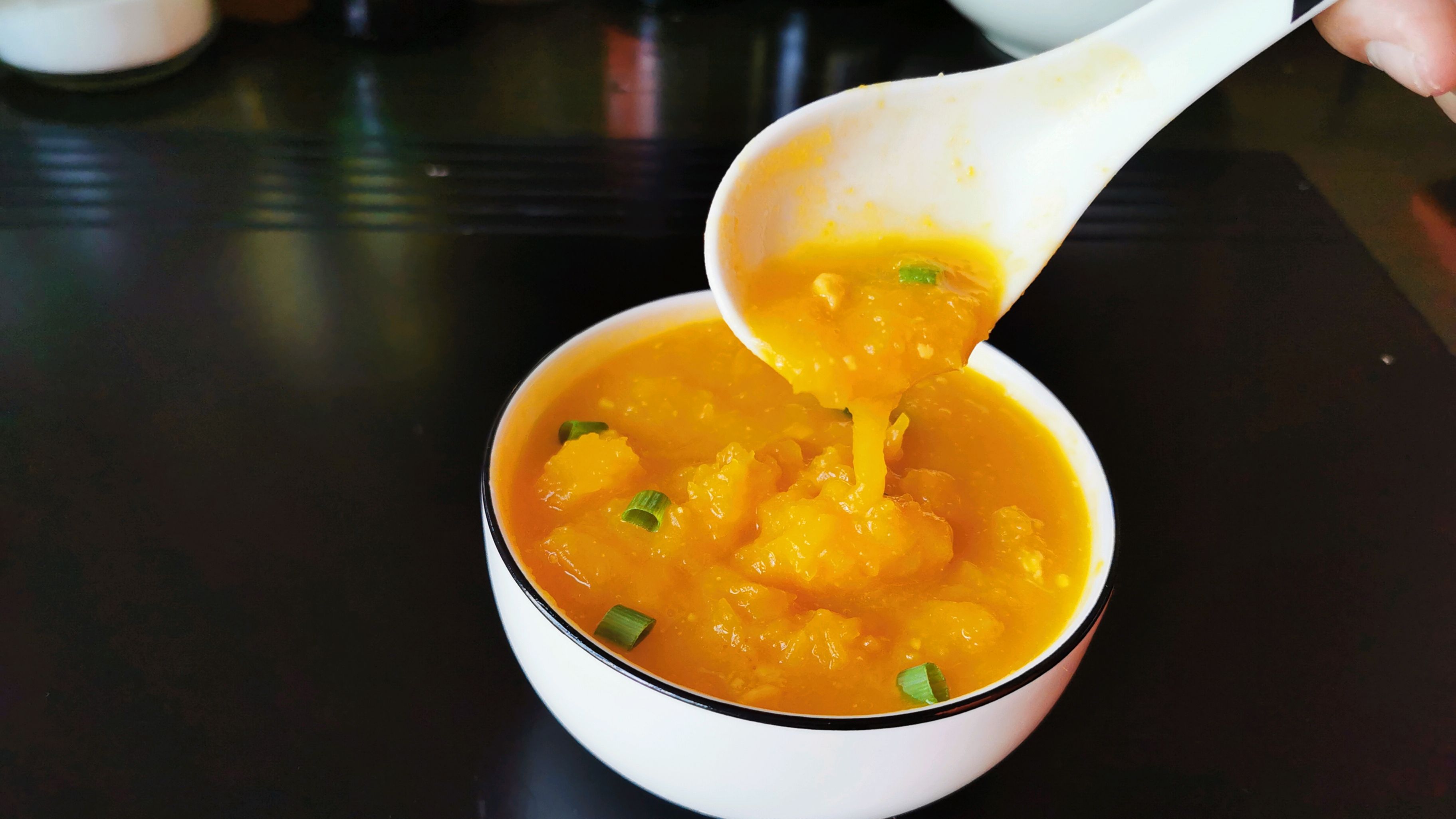 家有南瓜一定要试一下这样做,咸鲜香甜营养好,一次一大盘不够吃