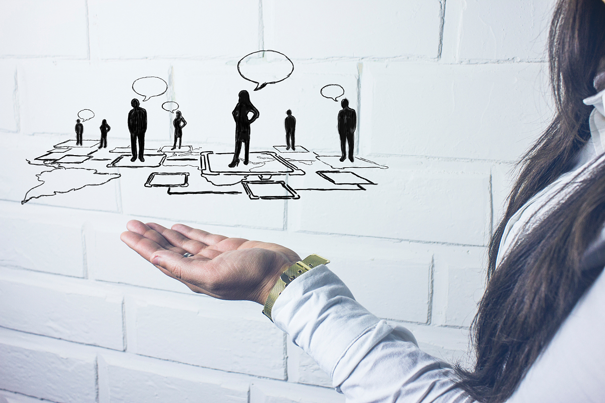 我想写一篇关于《突出重围》的职场成功的故事主要讲述一个人在某个公司中的职场竞争和成长历程。这个公司是一家互联网公司员工年龄普遍较年轻文化氛围比较开放。故事情节是一个年轻人在这家公司中的职场竞争和成长历程。在写作过程中我想考虑到主要人物的抑郁的性格、经历以及他们之间的关系同时也想考虑到语言表达的风格和节奏如何让读者更加投入和感受到人物的情感。你有什么建议和思路吗？