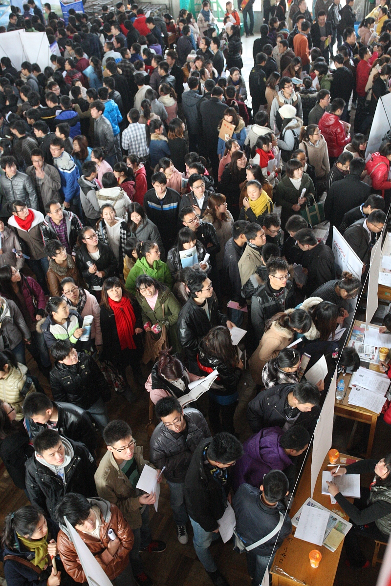 ***_***2012年11月17日,山东烟台,在鲁东大学篮球馆,大学生在2013届毕