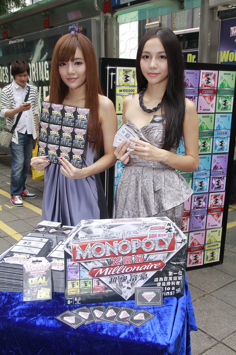 2012年9月15日,香港,donut成员为"大富翁超级富豪"系列游戏宣传. ***_