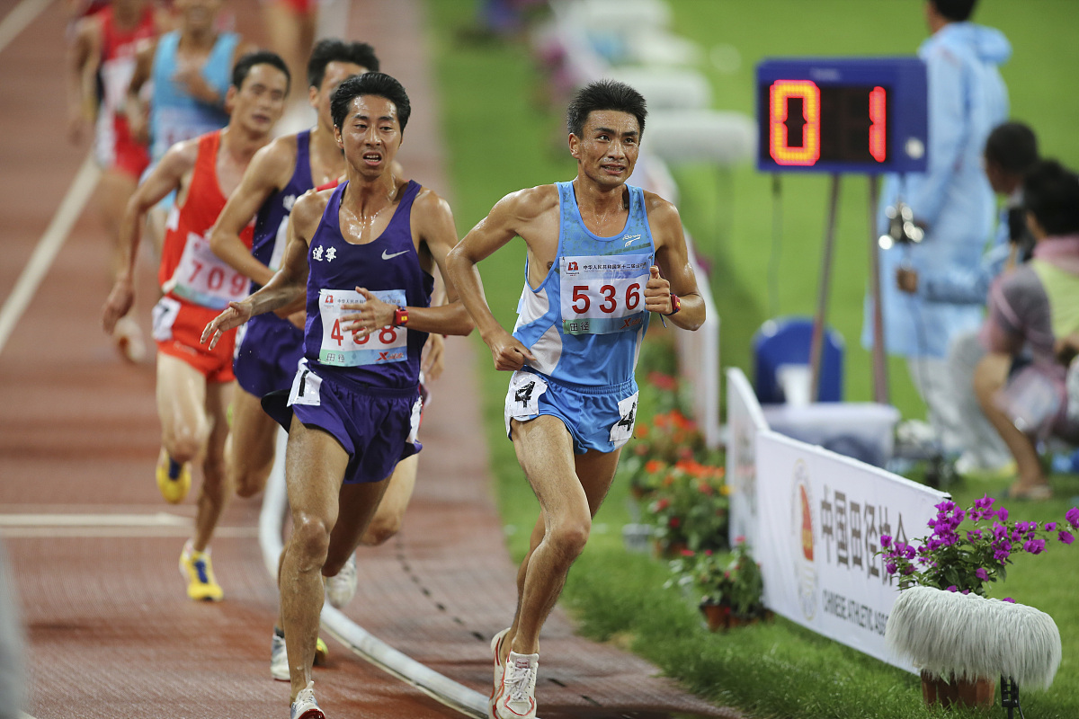 小明参加跑步比赛他超过了第二名但是没超过第一名小明是第几名？是否存在小明是并列第一名的可能没有超过就有可能是并列