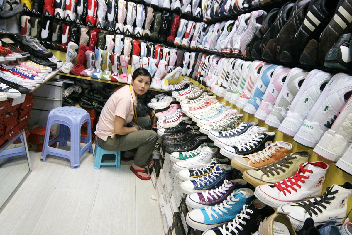 2006年9月11日,北京一家鞋专卖店摆满各式各样的鞋.+++_+++销售,国际