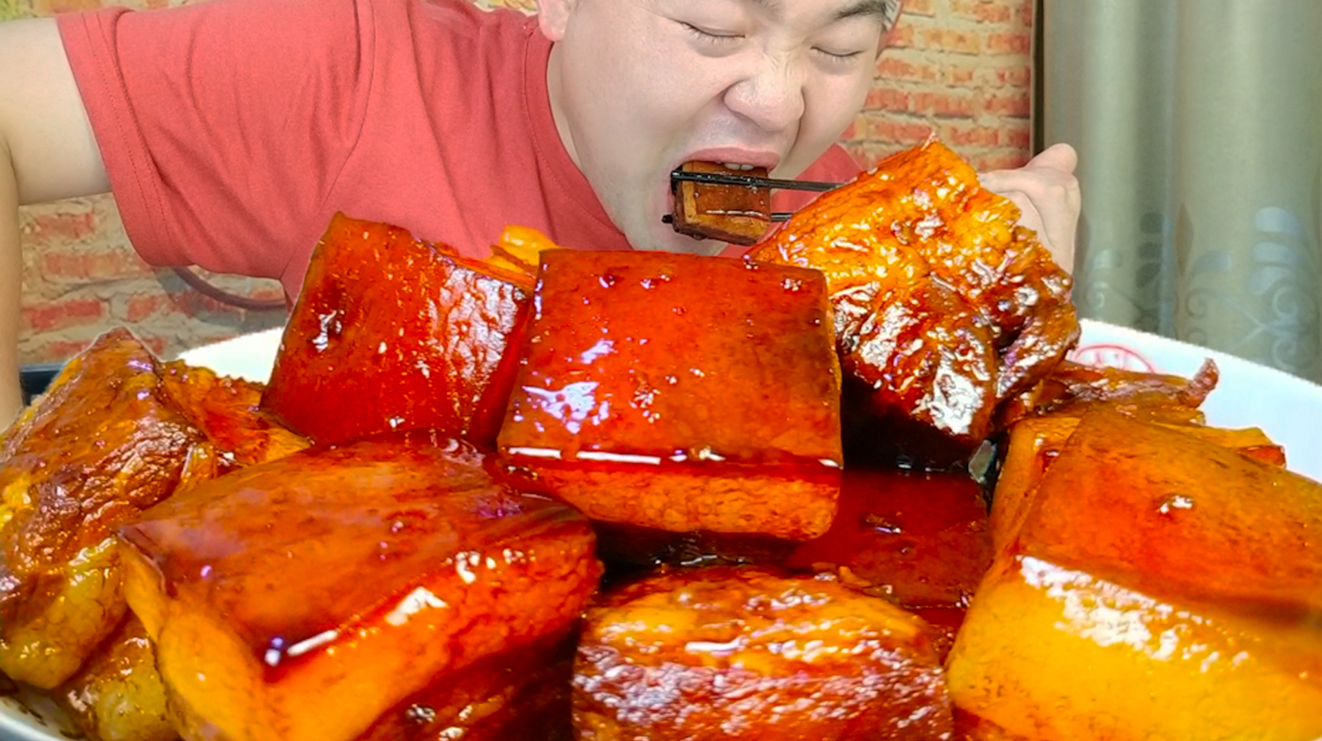 一次做3斤东坡肉,肥而不腻再配上大蒜,小伙吃得真过瘾