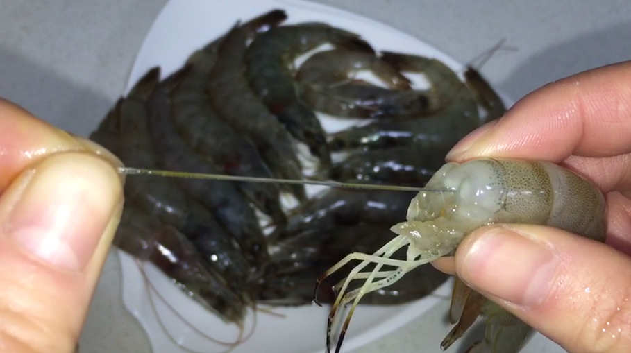 去虾线谁还用牙签?她不用任何工具,5秒处理一只,看完试试