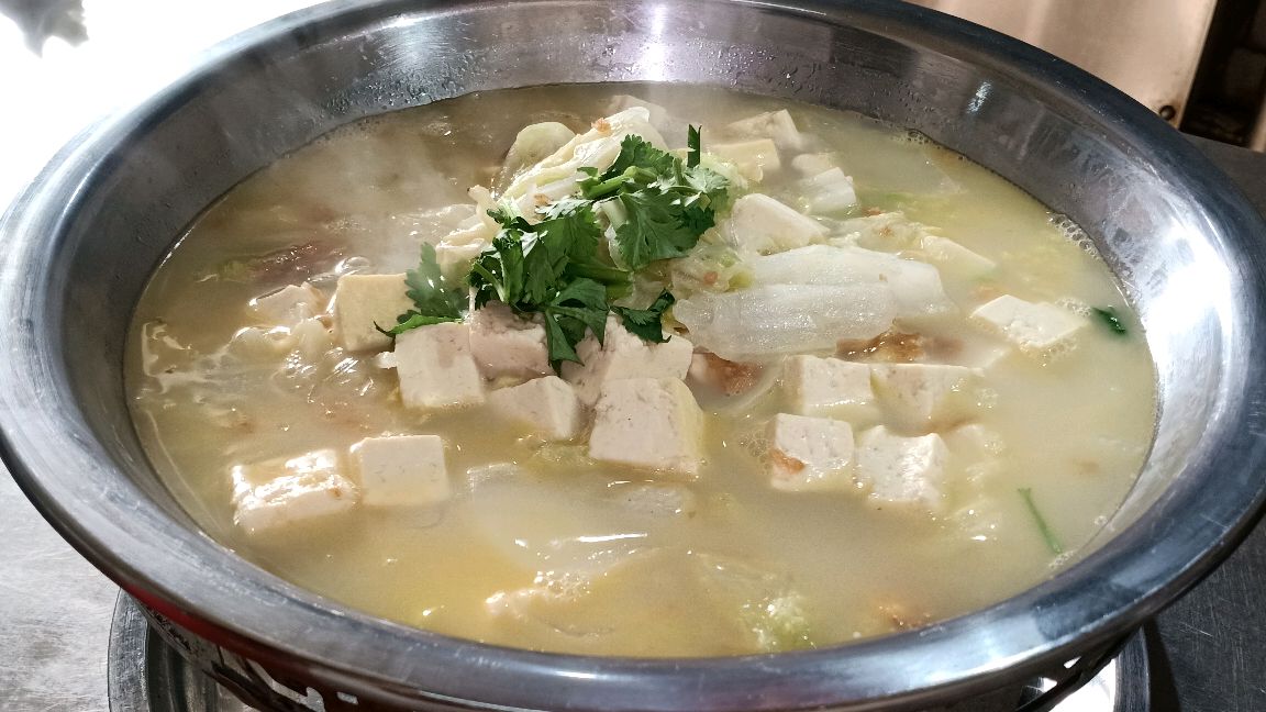 鲁菜大厨有妙招,用清水把白菜豆腐的汤汁炖成奶白色