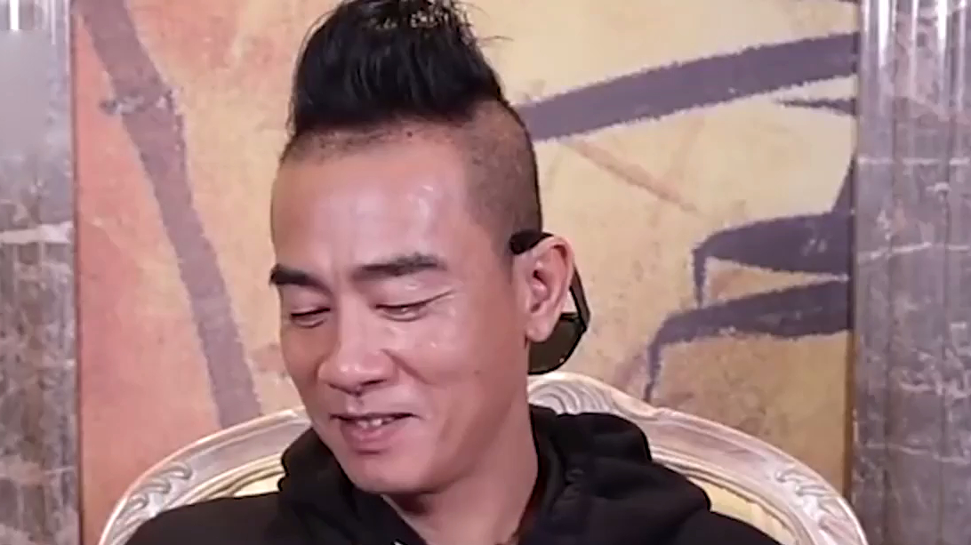 应采儿酒后失态竟坐到他腿上,看山鸡哥的表情,网友:太逗了!