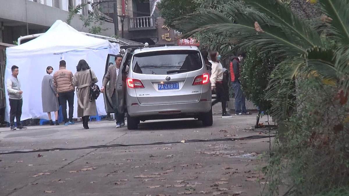 请根据：群众李女士来电反映：自己5月19日在泸定县汽车站附近发现有车辆存在非法运营现象车牌号：川VD0528现来电望相关职能部门核实车辆非法运营的问题。及时开展调查并将处理结果第一时间反馈群众