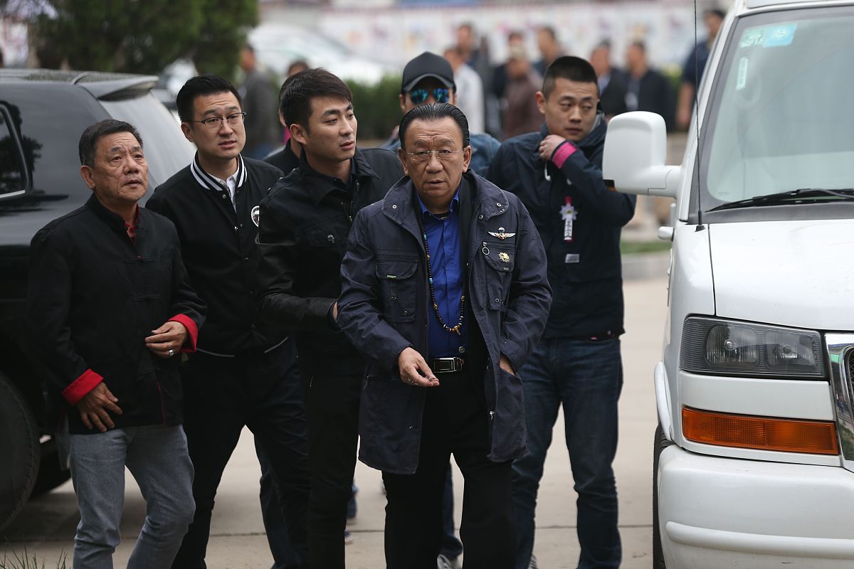 根据下面内容洗稿重新写一篇全新文章时间飞逝岁月如梭2023年已经进入了4月2日；疫情三年我们尝尽了酸甜苦辣看清了人间百态。这三年有人欢喜有人忧愁。当一切恢复正常后我们以最饱满的精神状态投入新一年的工作中为了自己的一日三餐而四处奔走并且为了全家的幸福生活而战斗到底。拐走孙卓和符建涛的人贩子吴飞龙案将于7日开庭；今天早上受害者孙海洋对于媒体表示自己并不认同此前检方5年的量刑建议将提出加刑。此外他还表示