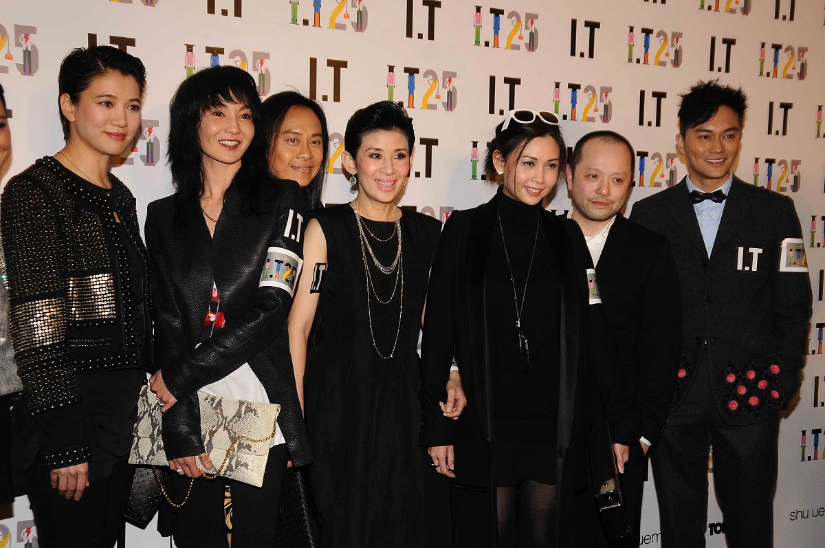 袁咏仪与张智霖的爱情故事：相爱却各有伴侣