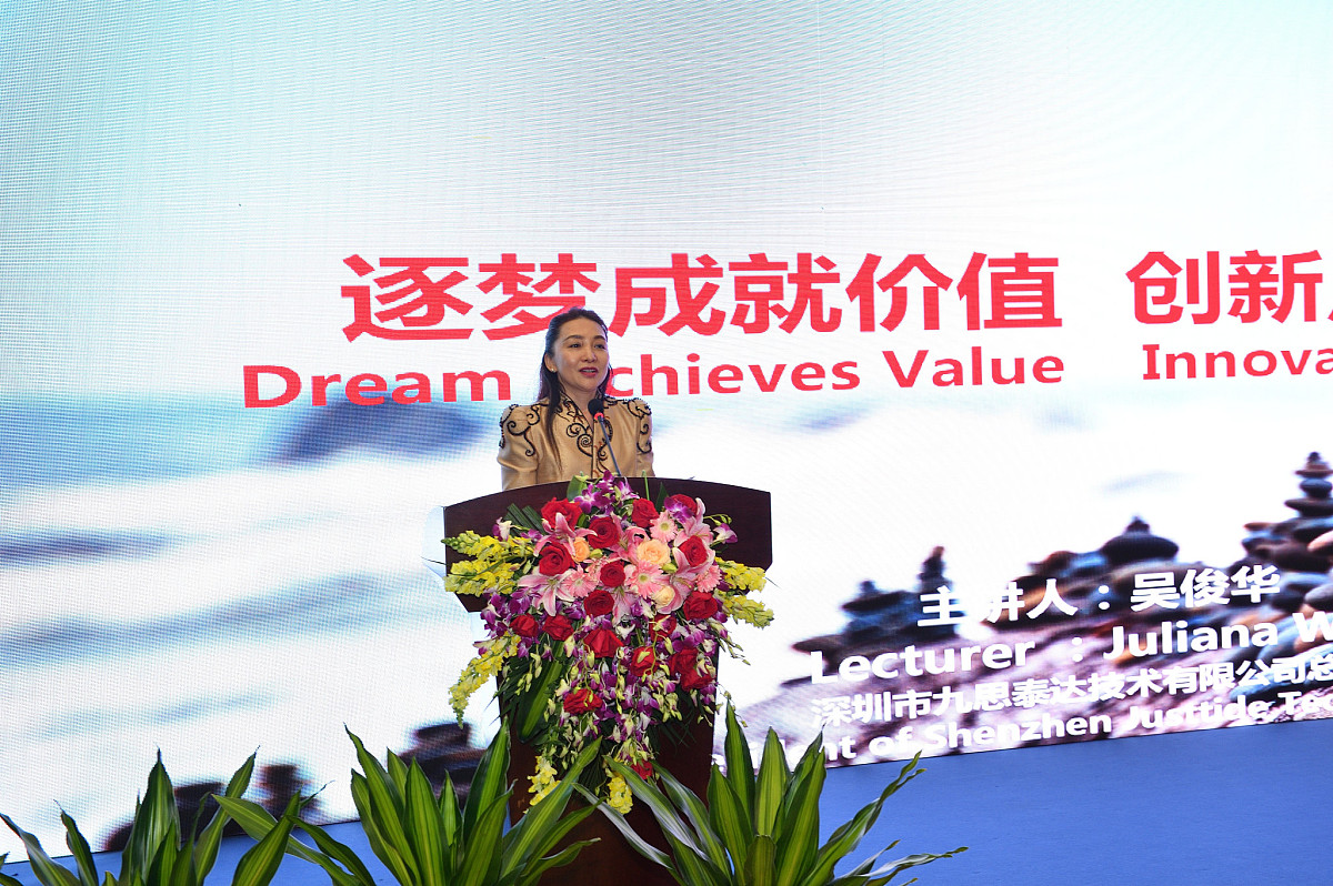 下面开始写政府政策支持下的人才培养模式构建 1人才资格认证体系建立与完善 2高校作为人才培养主体 3校际合作与交流这一部分