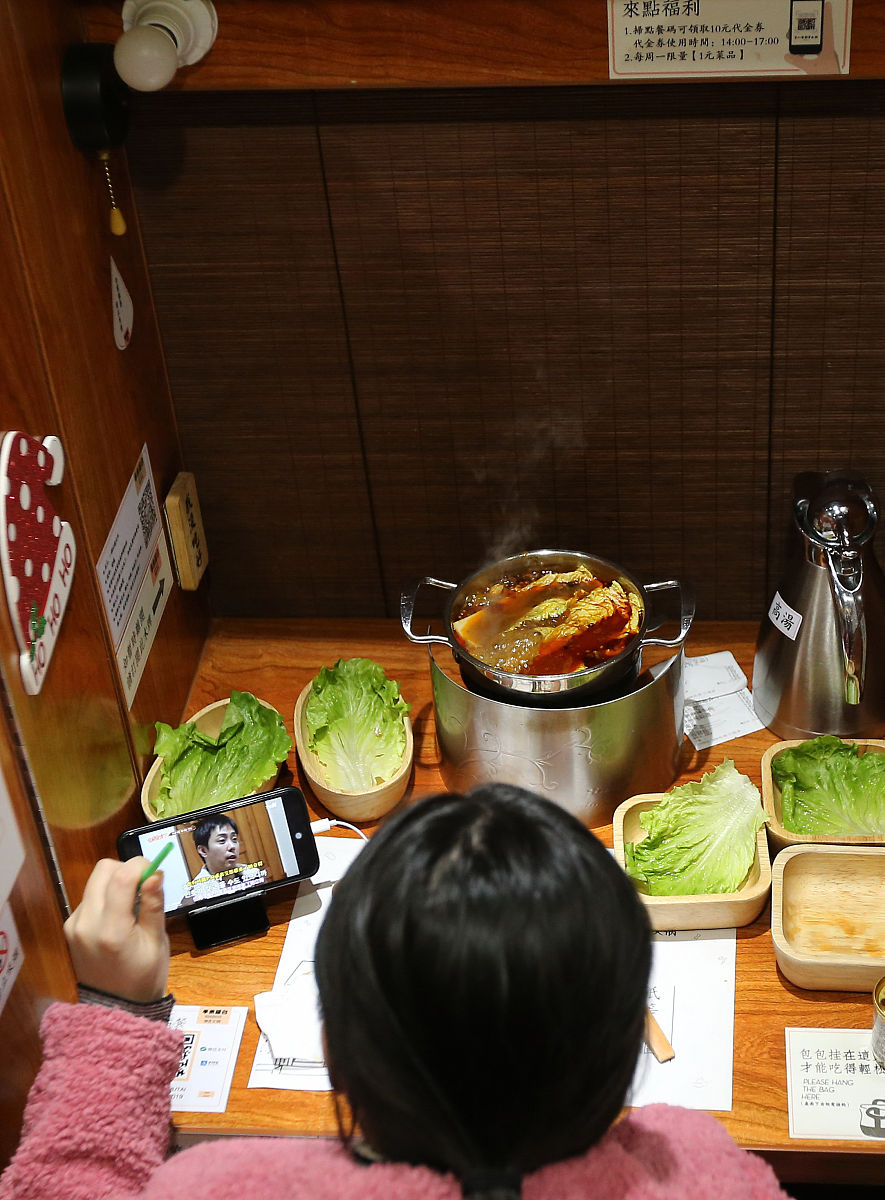 2020年1月2日,成都,"独食火锅".(如需下载使用,请务必署名 王红强/成