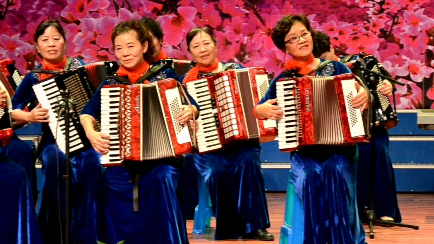 手风琴演奏意大利朋友《啊名曲回想》再见起那戛纳电影节最露女图片
