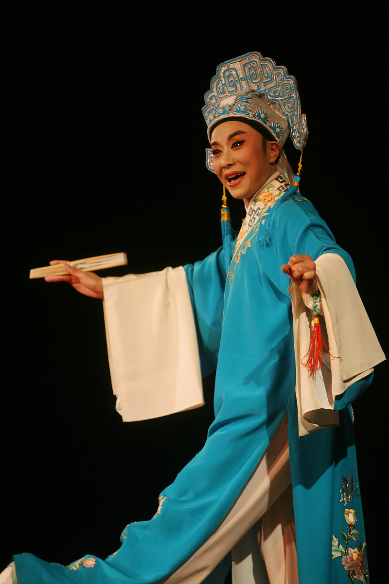 2011年6月12日,西安,越剧演员吴凤华成为第25届中国戏剧梅花奖二度获
