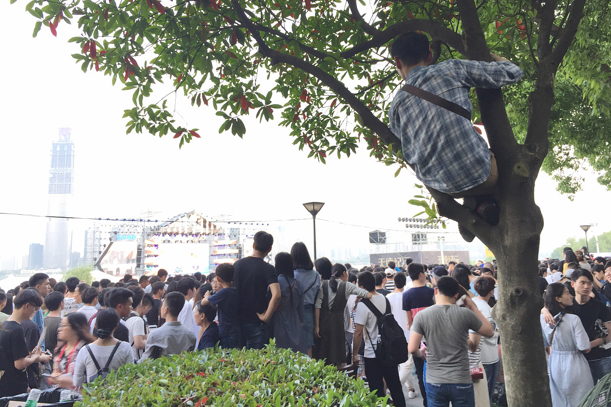 2018年4月30日,武汉,冯提莫参加首届国际斗鱼直播节.***_***冯提莫