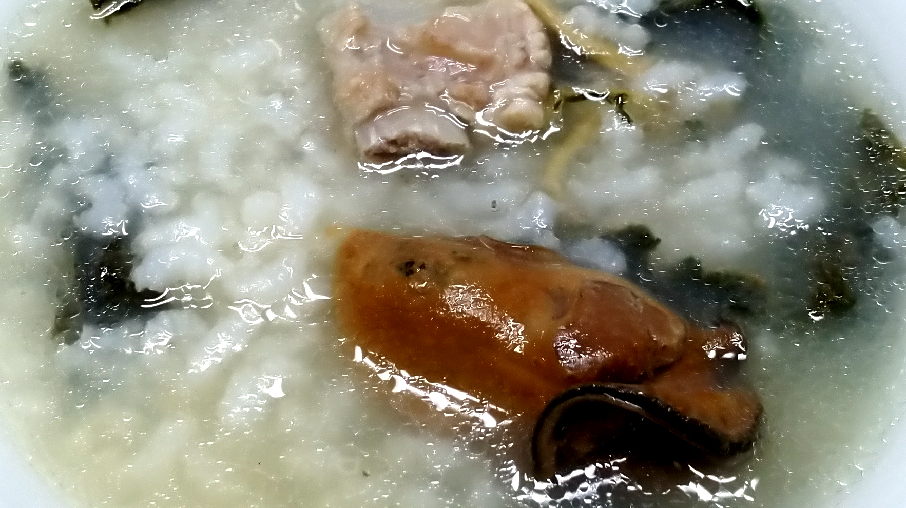 专治天热没胃口,蚝豉菜干排骨粥营养美味,润肺又下火