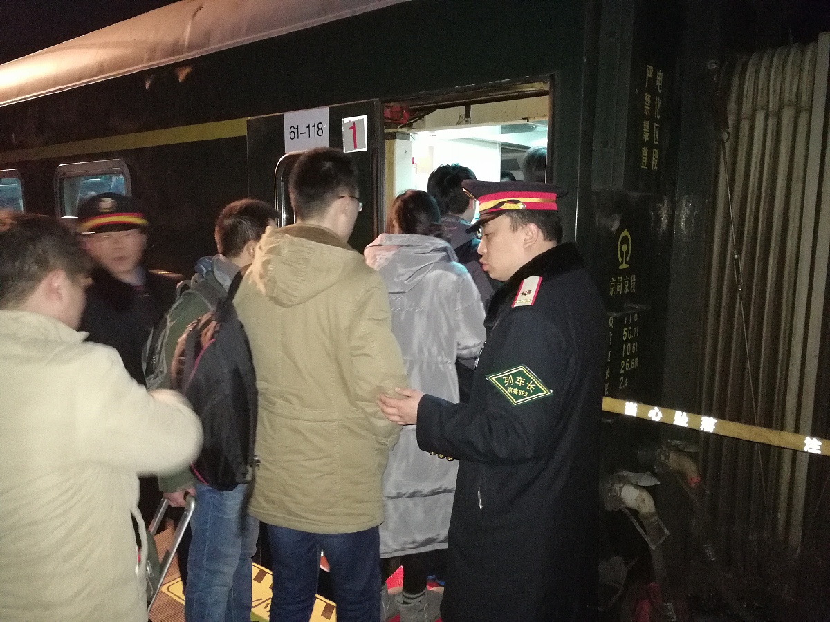 申请优秀团员主要事迹怎么写优秀团员主要事迹申请写作需要注意以下几点：1 重点突出：在写作过程中需要突出申请人的优秀表现和成就。比如申请人是否积极参加组织的各项活动、有无成为组织的骨干成员、有无荣获过相关荣誉等。2 具体描述：在写作过程中需要采用具体的事例和细节来展示申请人的个人魅力和领导力。这些事例和细节可以是某次活动的策划和组织或者是在某个项目中的表现等。3 结构清晰：优秀团员的申请文书需要遵循