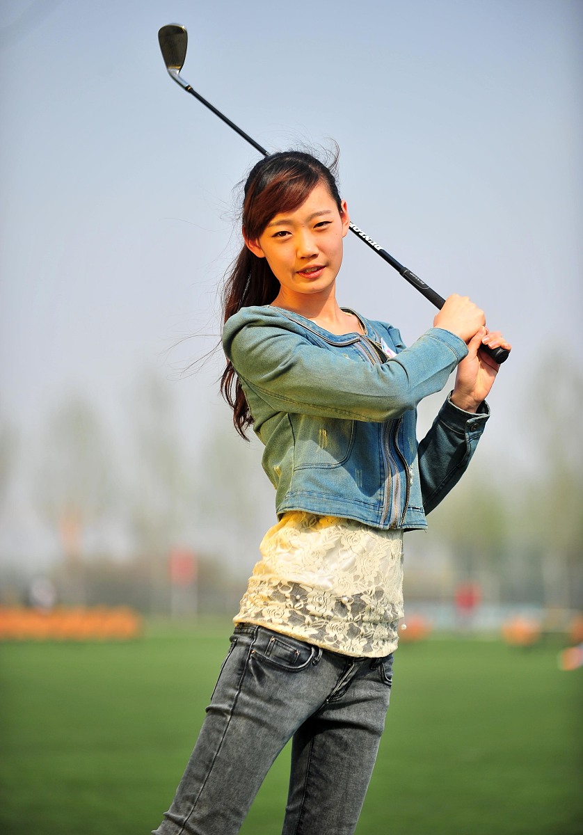 你好在一次学生社团活动策划会议中某个成员总是插嘴并强行表达自己的意见。作为组织者你建议怎么去解决这种问题？。