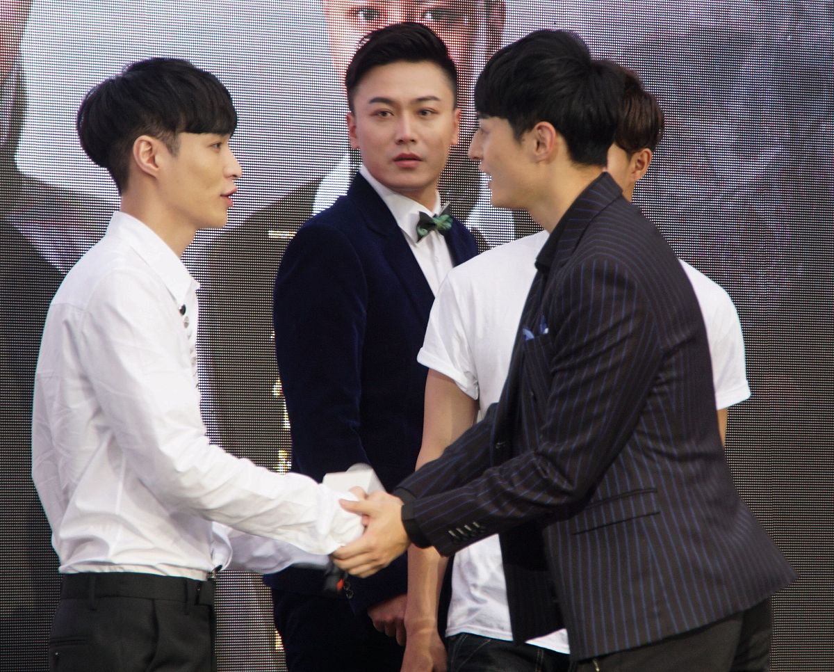 张艺兴发现金瀚曹雨臣关系亲密？眼神互动引猜测