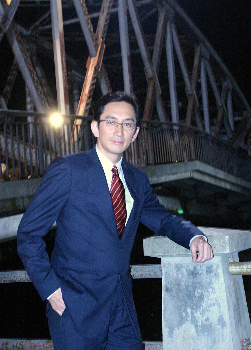 2004年6月30日凌晨一点,吴启华才抽空接受了记者的采访.此刻记者眼前