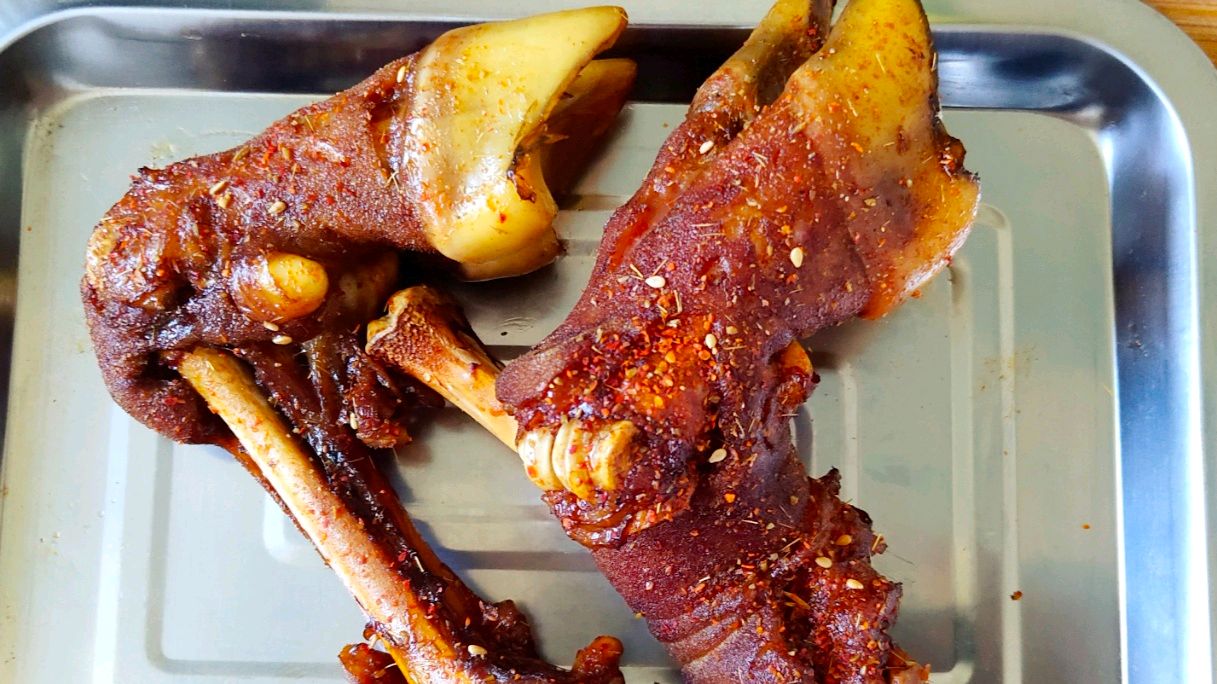 炭烤羊蹄这样烤,还去什么烧烤店,简单操作一遍就会!