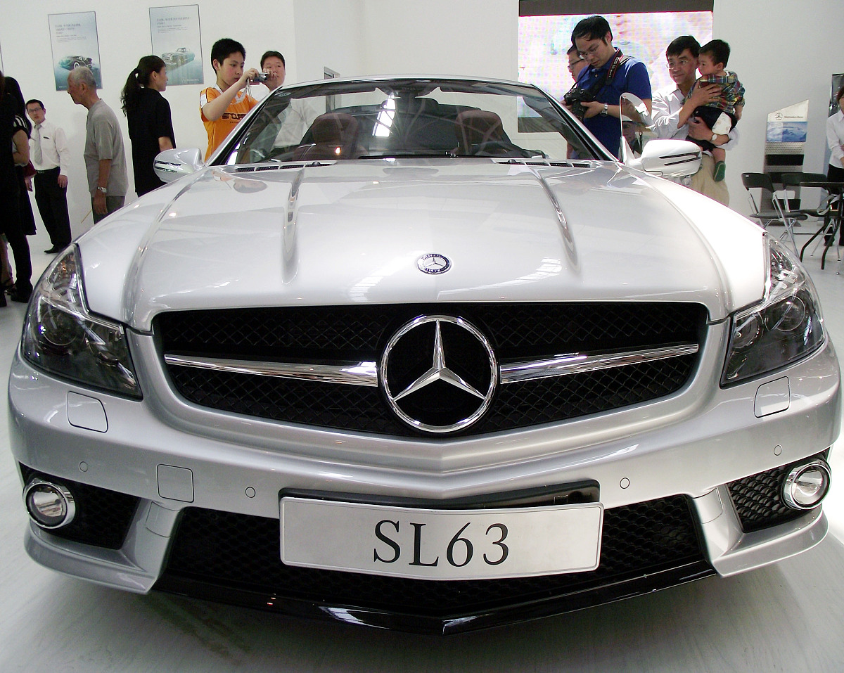 ***_***2011年4月30日,江苏常州,市民在车展现场参观奔驰sl63型轿车.+