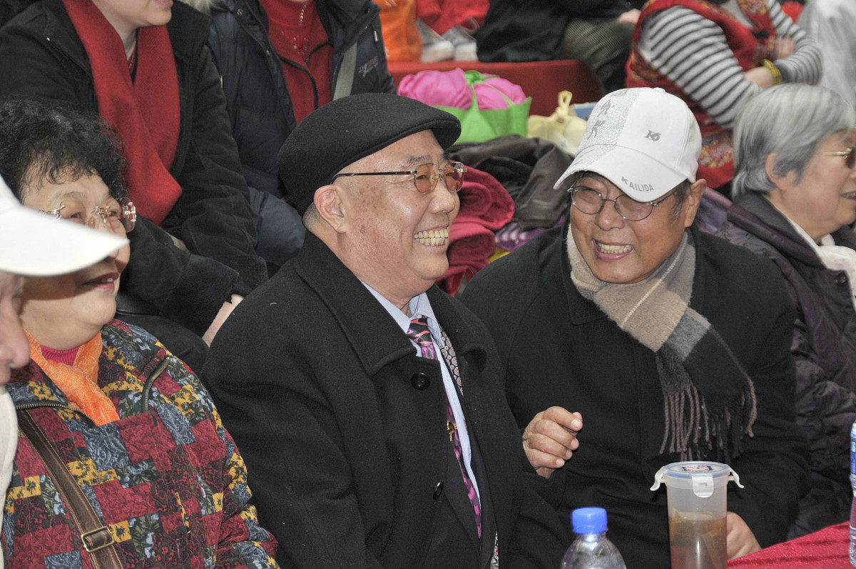 我是一位剧院音响师平时负责剧院的演出和设备维护工作帮我写一份1200字的年度总结和来年计划