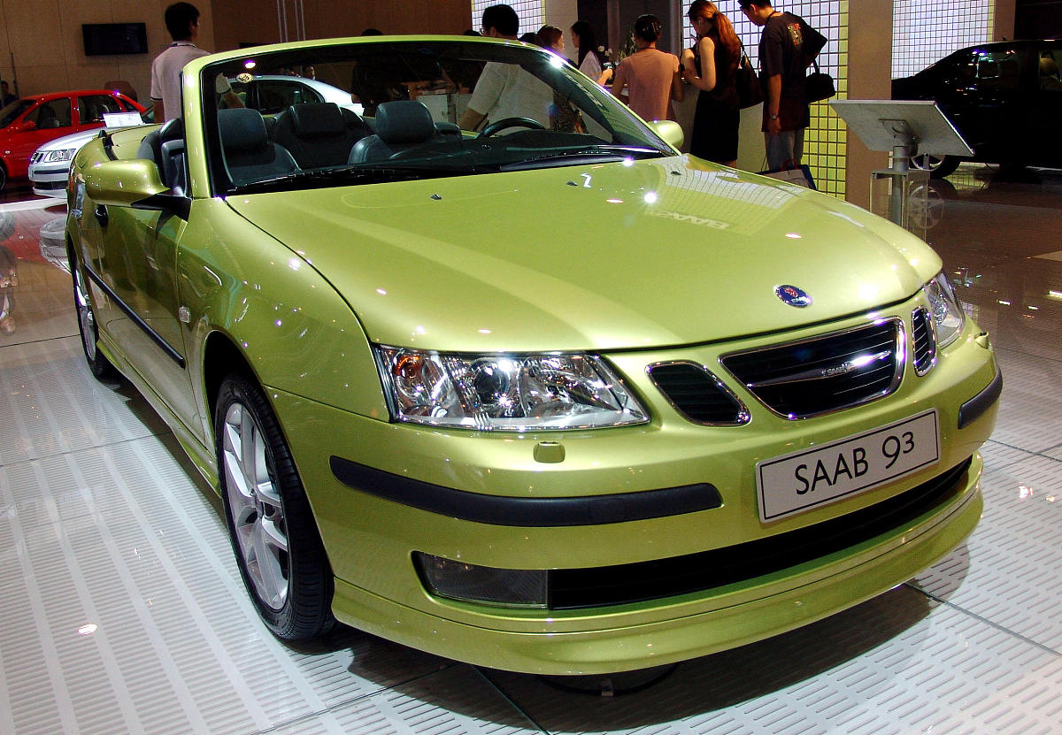 2004年6月9日,北京国际车展上,通用汽车展出的通用saab 9-3高档运动型