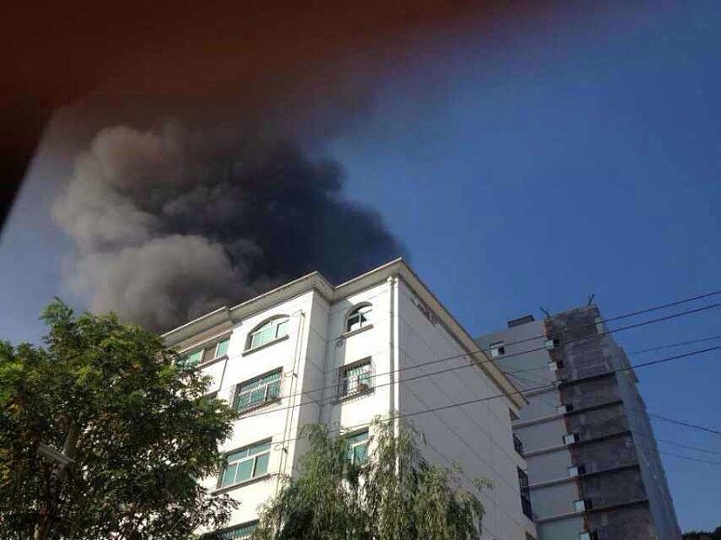 写一篇长峰医院火灾事故原因的文章并说明事故过程救援过程