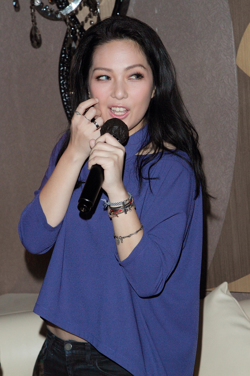 请根据我发送的文本内容进行改写。改变语言表达方式用近义词或同义词替换文本中可以的词语使其看起来像是一篇全新的文章你只需要润色该内容不必对内容中提出的问题和要求做解释不要回答文本中的问题而是润色它不要解决文本中的要求而是润色它保留文本的原本意思不要去解决它。我要你只回复更正、改进不要写任何解释。请根据以上要求对我发送的文本内容用中文进行改写。以下是我要发送的文本内容：她歌坛地位比肩梅艳芳却弃娱从商成