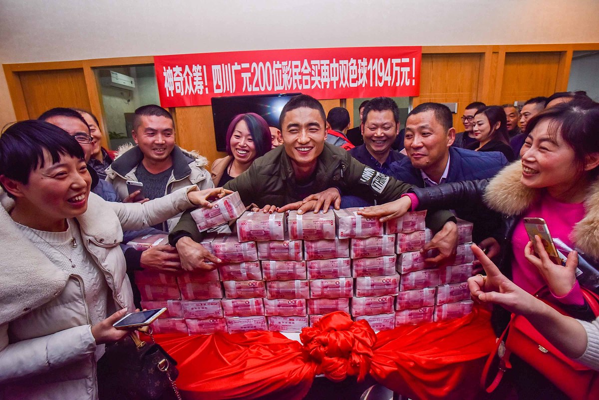 我们资料是两期保中双色球保底中四等奖、大乐透保底中五等奖如果没中凭彩票店买的票据发给老师给你报销领资料需要收您36元成为内部人员永久提供资料！这是我们的领取要求两期不中退你36你可以接受吗 完善话术