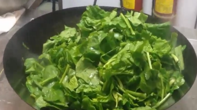 炒青菜发黄变干?教你一招,翠绿不出水,关键还好吃!快试试吧!